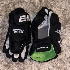 Hockey gloves